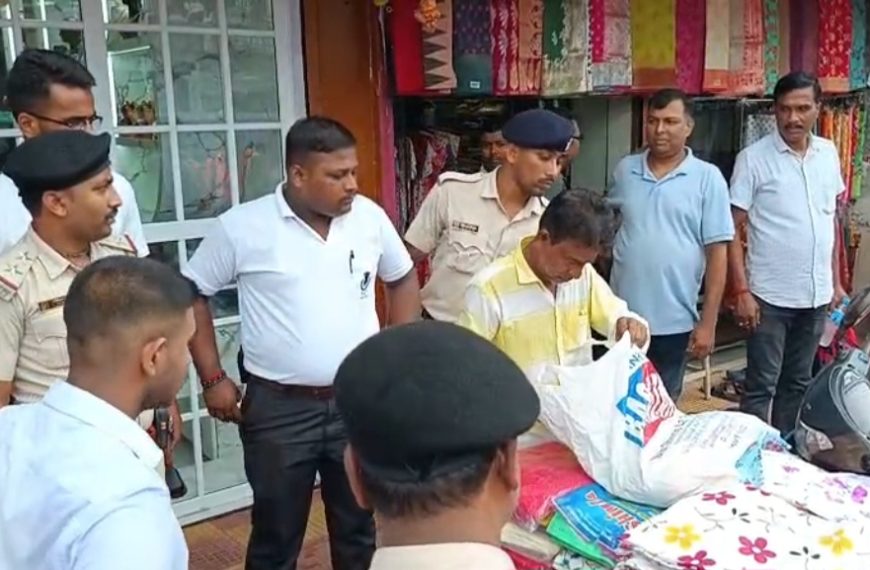 ফুটপাত দখলমুক্ত করতে আগরতলা পুর নিগমের বড়সড় অভিযান, ভাঙা হল অবৈধ দোকানপাট