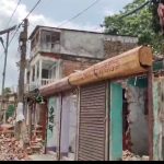 প্রশাসনের নির্দেশে নিজেদের হাতেই দোকান ভাঙলেন মধুপুর বাজারের ব্যবসায়ীরা