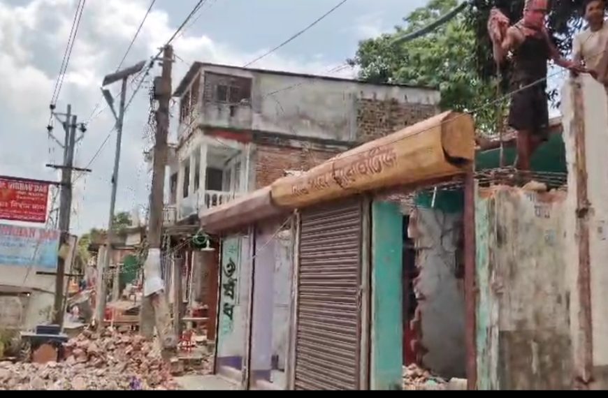 প্রশাসনের নির্দেশে নিজেদের হাতেই দোকান ভাঙলেন মধুপুর বাজারের ব্যবসায়ীরা