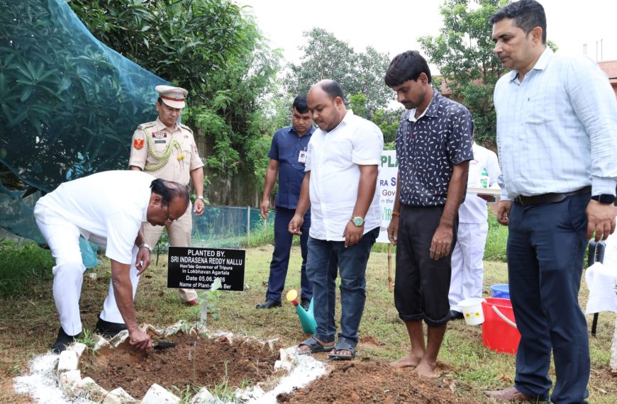 লোকভবনে বৃক্ষরোপণ করলেন রাজ্যপাল