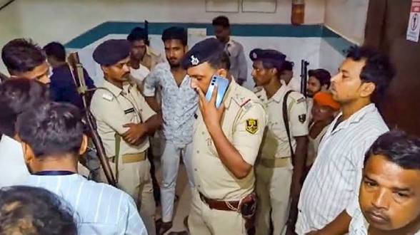 উত্তরপ্রদেশে পুলিশের অভিযানে দুই দুষ্কৃতী গ্রেফতার, বুলন্দশহর খুনকাণ্ডের অভিযুক্ত গুলিবিদ্ধ