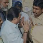 মহারাষ্ট্রে মদ্যপ যুবকের তাণ্ডব, পুলিশকর্মীদের মারধর ও প্রাণনাশের হুমকি