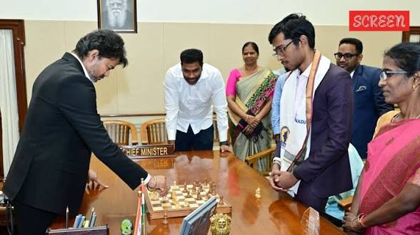 প্রজ্ঞানন্দকে ৫০ লক্ষ টাকার পুরস্কার মুখ্যমন্ত্রী বিজয়ের, একসঙ্গে বসলেন দাবার বোর্ডেও