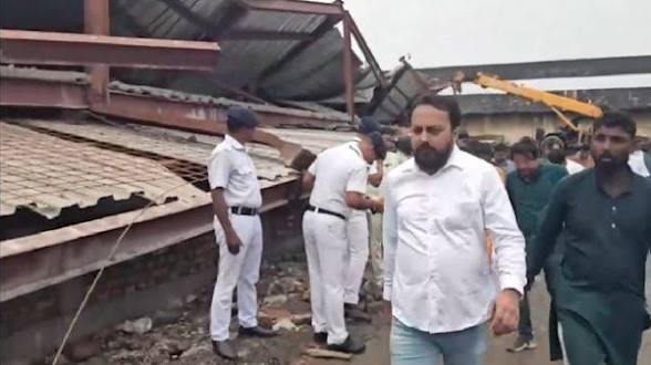 কলকাতার তারাতলায় নির্মীয়মাণ গুদামের ছাদ ধস, ধ্বংসস্তূপে আটকে পড়ার আশঙ্কা ৫০-৬০ শ্রমিকের