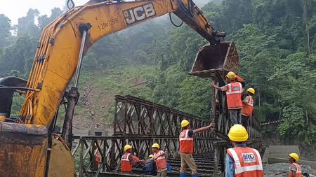 বিক্রমশীলা সেতু পুনরুদ্ধারে বিহার সেতু নির্মাণ নিগমের আধিকারিকদের সংবর্ধনা দিল বিএআরও