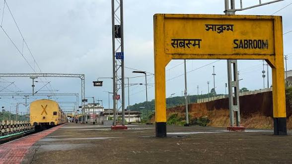 সাব্রুম রেলস্টেশনগামী যাত্রীদের দুর্ভোগ, আলো ও নিরাপত্তার দাবিতে সরব স্থানীয়রা