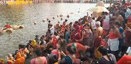 সোমবতী অমাবস্যায় দেশজুড়ে পুণ্যস্নান, পবিত্র নদী ও তীর্থস্থানে ভক্তদের ঢল