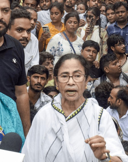 বিক্ষোভ মিছিলে উত্তেজনা, মেজাজ হারিয়ে দলীয় কর্মীকে চড় মারলেন মমতা বন্দ্যোপাধ্যায়