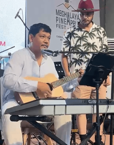 দিল্লির পাইনঅ্যাপল ফেস্টিভ্যালে তরুণ শিল্পীদের সঙ্গে গিটার বাজালেন মেঘালয়ের মুখ্যমন্ত্রী কনরাড সাংমা