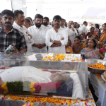 প্রয়াত প্রাক্তন মন্ত্রীর শেষ দর্শন ঘিরে উত্তেজনা, বাবার দেহ ছুঁতে দেওয়া হল না মেয়েকে