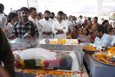 প্রয়াত প্রাক্তন মন্ত্রীর শেষ দর্শন ঘিরে উত্তেজনা, বাবার দেহ ছুঁতে দেওয়া হল না মেয়েকে