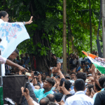 তৃণমূল নেতাদের আটক ঘিরে উত্তেজনা, স্কুটারে চড়ে প্রতিবাদস্থলে পৌঁছলেন মমতা বন্দ্যোপাধ্যায়