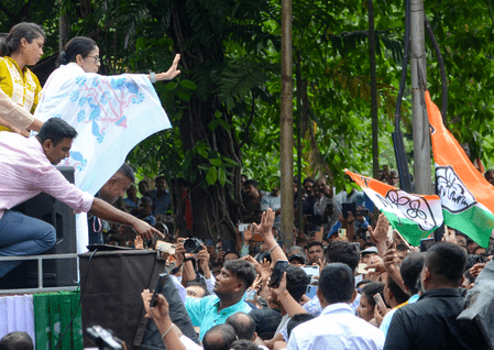 তৃণমূল নেতাদের আটক ঘিরে উত্তেজনা, স্কুটারে চড়ে প্রতিবাদস্থলে পৌঁছলেন মমতা বন্দ্যোপাধ্যায়