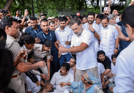 প্রধানমন্ত্রীর বাসভবনের সামনে কংগ্রেসের বিক্ষোভে নেতৃত্ব রাহুলের, আন্দোলন ভণ্ডুল করতে পুলিশ বাধা দিচ্ছে বলে অভিযোগ