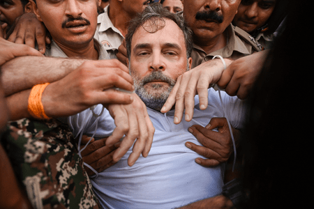 প্রধানমন্ত্রীর বাসভবনের সামনে বিক্ষোভ, আটক রাহুল; সরিয়ে দেওয়া হল প্রিয়াঙ্কা ও অখিলেশকে