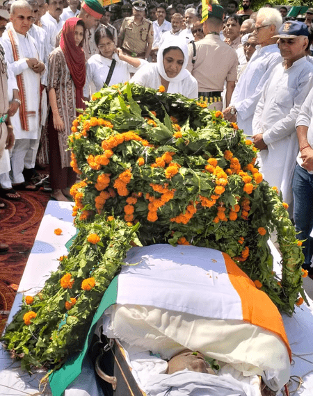 পূর্ণ রাষ্ট্রীয় মর্যাদায় উত্তরপ্রদেশে শেষকৃত্য সম্পন্ন ত্রিপুরার ডিজিপি অনুরাগের