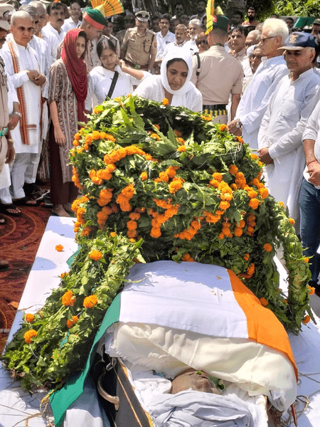পূর্ণ রাষ্ট্রীয় মর্যাদায় উত্তরপ্রদেশে শেষকৃত্য সম্পন্ন ত্রিপুরার ডিজিপি&hellip;