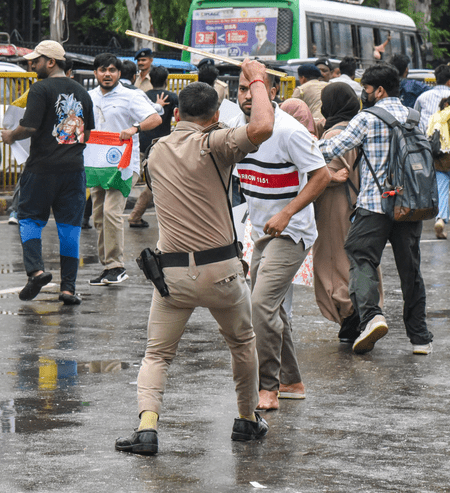 নিট প্রশ্নফাঁসের প্রতিবাদে বিহারের দরভাঙ্গা ও বেগুসরাইয়ে ছাত্র বিক্ষোভে উত্তেজনা, লাঠিচার্জ ও কাঁদানে গ্যাস পুলিশের