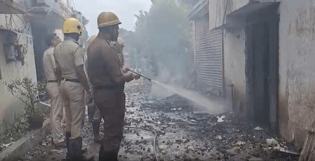 বারাসতের পুলিশ ফাঁড়িতে বাজেয়াপ্ত অবৈধ বাজির মজুতঘরে বিস্ফোরণ, হতাহতের খবর নেই