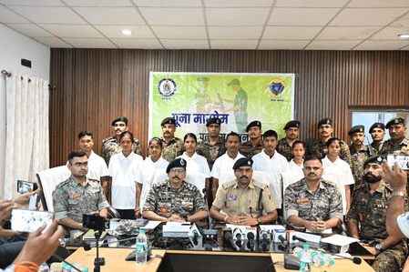 ছত্তীসগড়ের বিজাপুরে পাঁচ মহিলা-সহ ৮ মাওবাদীর আত্মসমর্পণ, মাথার দাম ছিল ৪৯ লক্ষ টাকা