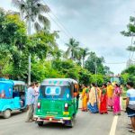 পানীয় জলের দাবিতে কলসি হাতে মহিলাদের সড়ক অবরোধ, দক্ষিণ মহেশপুরে তীব্র যানজট