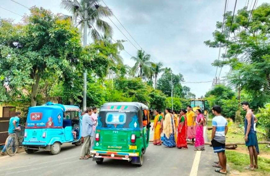 পানীয় জলের দাবিতে কলসি হাতে মহিলাদের সড়ক অবরোধ, দক্ষিণ মহেশপুরে তীব্র যানজট