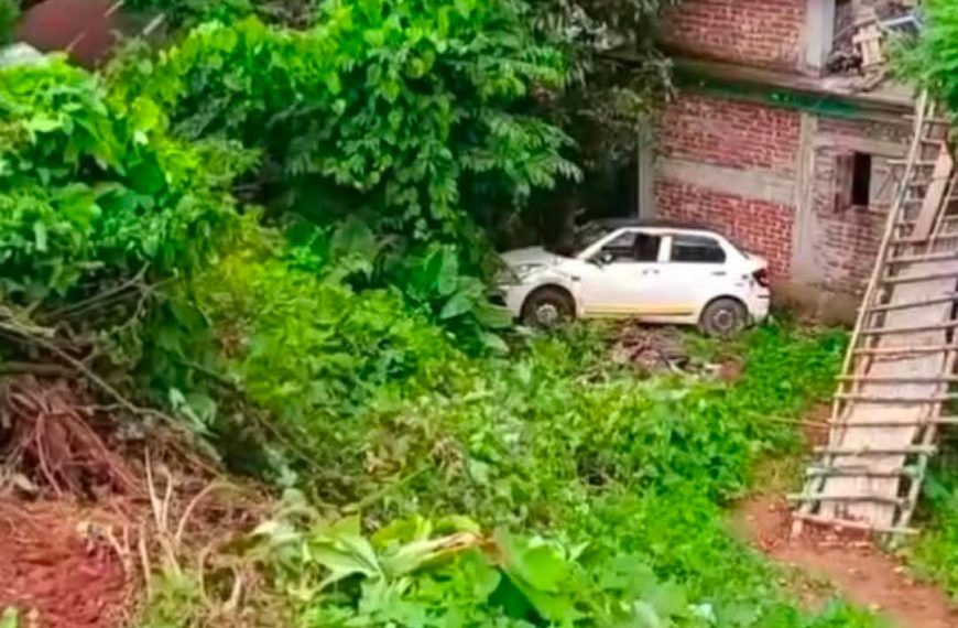 নন্দননগর স্কুল সংলগ্ন এলাকায় ভয়াবহ সড়ক দুর্ঘটনা, প্রায় ২০ ফুট গভীর খাদে পড়ল গাড়ি