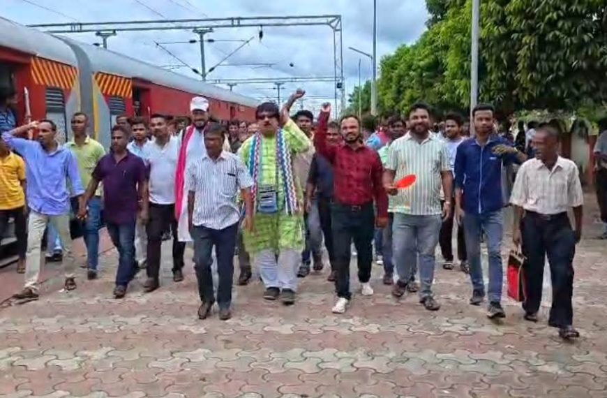 রেল ব্রিজ নির্মাণের দাবিতে তেলিয়ামুড়ায় রেল অবরোধে থমকে ট্রেন চলাচল, স্টেশনে কংগ্রেসের বিক্ষোভ