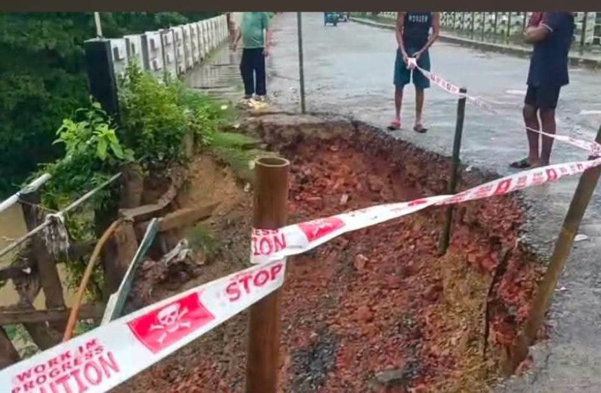 টানা বর্ষায় ছাওমনু–আমতলী সড়কে ভাঙন, বাড়ছে দুর্ঘটনার আশঙ্কা
