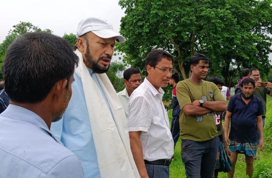 মনু নদীর জল বিপৎসীমার ওপরে, ঝুঁকিপূর্ণ এলাকা পরিদর্শনে প্রশাসন