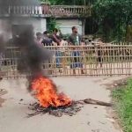 বেহাল রাস্তার প্রতিবাদে ফুলবাড়ীকান্দিতে পথ অবরোধ, চরম ভোগান্তিতে সাধারণ মানুষ