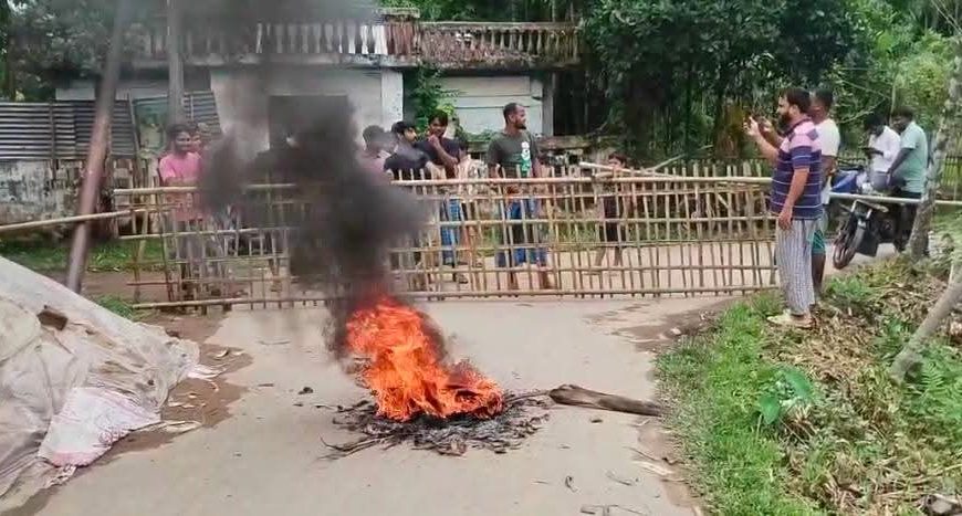 বেহাল রাস্তার প্রতিবাদে ফুলবাড়ীকান্দিতে পথ অবরোধ, চরম ভোগান্তিতে সাধারণ মানুষ