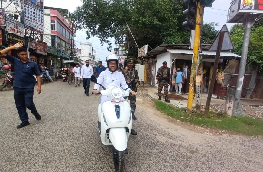 ইলেকট্রিক স্কুটি কিনে পরিবেশ রক্ষার বার্তা দিলেন আগরতলার মেয়র