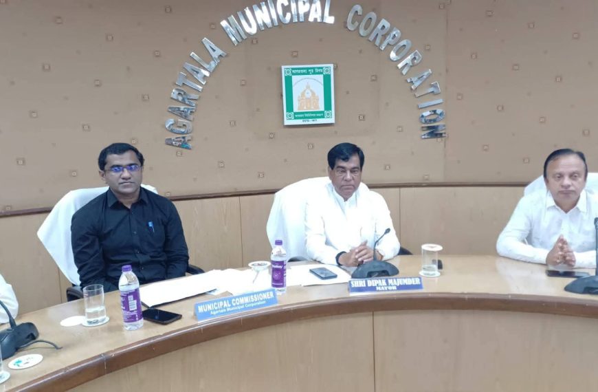 বটতলা বাজারের যানজট নিরসন ও আধুনিকীকরণে ব্যবসায়ীদের সঙ্গে বৈঠক মেয়রের