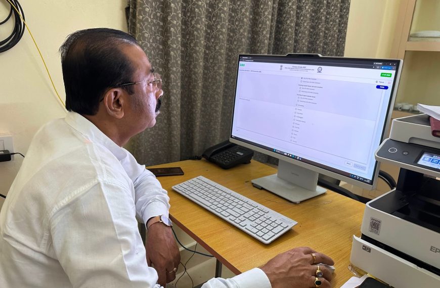 অনলাইন স্ব-নিবন্ধনের মাধ্যমে ডিজিটাল জনগণনায় অংশ নিলেন রাজীব ভট্টাচার্য