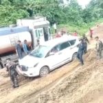 খোয়াই-আগরতলা ভায়া সুবলসিং ২০৮ নম্বর জাতীয় সড়কের বেহাল দশা: কাদায় আটকে মন্ত্রী টিঙ্কু রায়ের গাড়ি, ঘণ্টার পর ঘণ্টা দুর্ভোগে শতাধিক যানবাহন