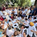 প্রধানমন্ত্রীর বাসভবনের সামনে ধর্নায় বিরোধী সাংসদরা, ছাত্র দমনের অভিযোগে মোদীর পদত্যাগের দাবি