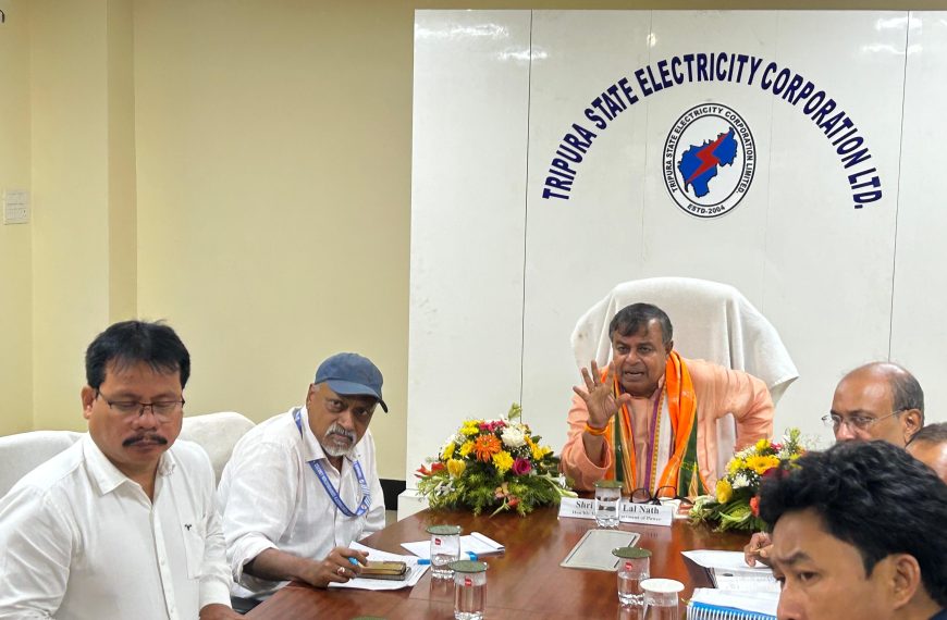 বর্ষায় বিদ্যুৎ পরিষেবার প্রস্তুতি খতিয়ে দেখতে বিদ্যুৎ নিগমে পর্যালোচনা বৈঠক করলেন মন্ত্রী রতন লাল নাথ