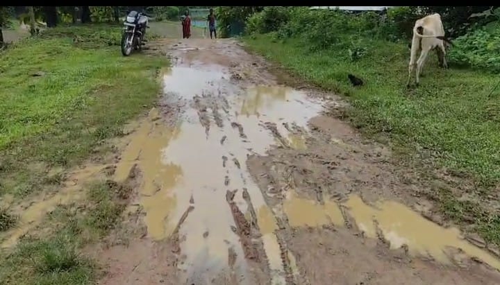 টানা বৃষ্টিতে বেহাল মনাইপাথরের গ্রামীণ সড়ক, চরম দুর্ভোগে বাসিন্দারা