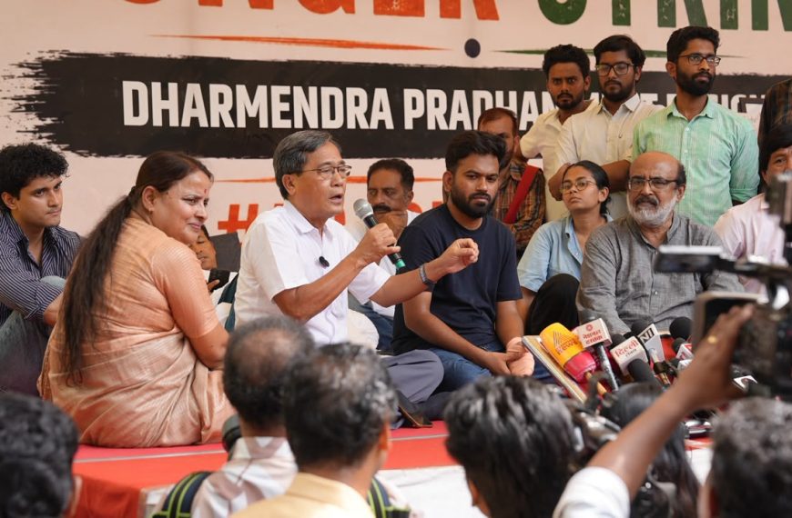 যন্তর-মন্তরে ছাত্র আন্দোলনে সংহতি জ্ঞাপন প্রকাশ রাজ, টমাস আইজ্যাক ও জিতেন্দ্র চৌধুরীর