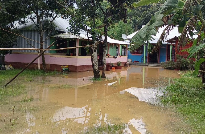 পুকুর খননের জেরে জল নিষ্কাশন বন্ধের অভিযোগ, কাঞ্চনমালা বাজারে একাধিক বাড়িতে বন্যার জল
