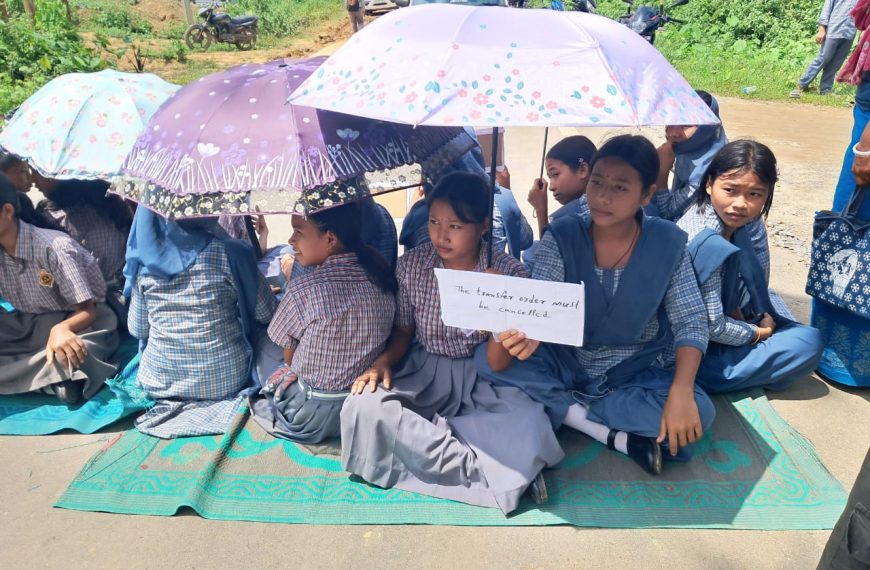 শিক্ষক সংকটের প্রতিবাদে মহারানি ইংলিশ মিডিয়াম হাই স্কুলের ছাত্র-ছাত্রীদের সড়ক অবরোধ, স্তব্ধ কমলপুর-আমবাসা সড়ক