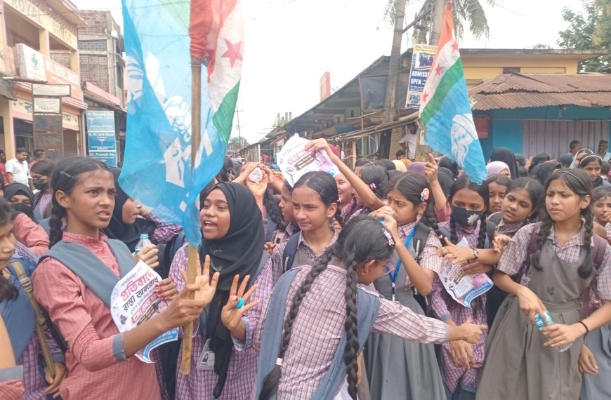 স্কুল ছাত্রীর রহস্যমৃত্যুর প্রতিবাদে বাবুরবাজারে পথ অবরোধ, নিরপেক্ষ তদন্ত ও দোষীদের কঠোর শাস্তির দাবিতে বিক্ষোভ