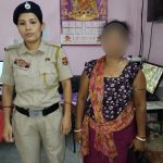 পুলিশের গাড়ি থেকে মদ ছিনতাইকাণ্ডে এক মহিলা আটক