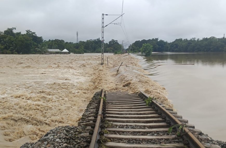 Update : অসমে বন্যার জেরে সিমালুগুড়িতে রেল চলাচল বন্ধ, দূরপাল্লার ট্রেন ঘুরপথে; যাত্রীদের জন্য বিশেষ ব্যবস্থা এনএফ রেলের