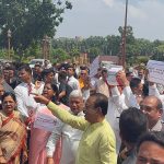 রাহুল গান্ধীর নেতৃত্বে বিক্ষোভের প্রতিবাদে সংসদ ভবন প্রাঙ্গণে বিজেপি সাংসদদের বিক্ষোভ মিছিলে অংশ নিলেন সাংসদ রাজীব