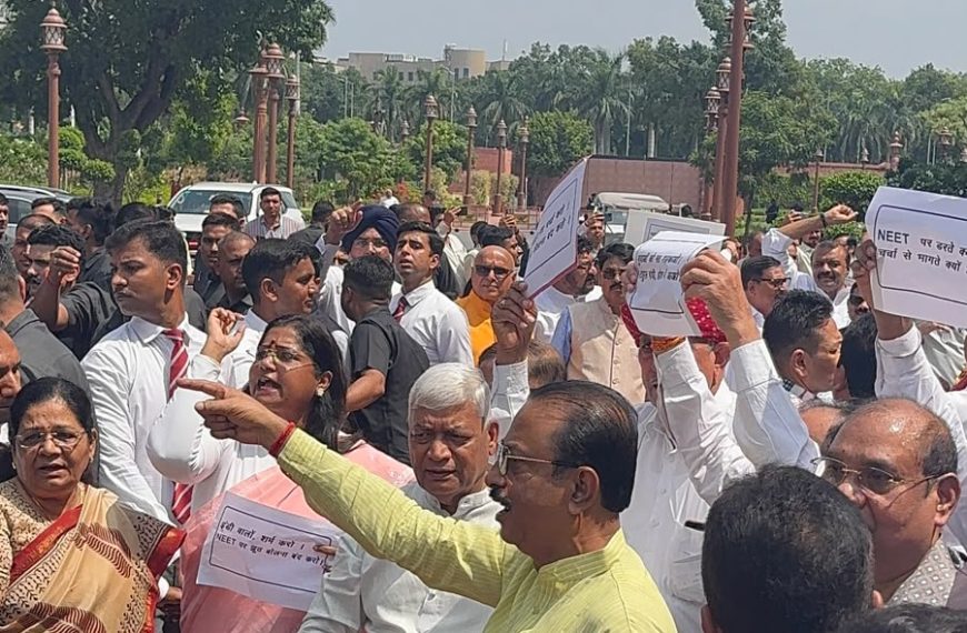 রাহুল গান্ধীর নেতৃত্বে বিক্ষোভের প্রতিবাদে সংসদ ভবন প্রাঙ্গণে বিজেপি সাংসদদের বিক্ষোভ মিছিলে অংশ নিলেন সাংসদ রাজীব