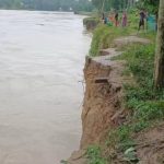 গোমতীর ভাঙনে বিপর্যস্ত মেলাঘর, নিরাপদ আশ্রয়ের খোঁজে নদী তীরের পরিবারগুলি