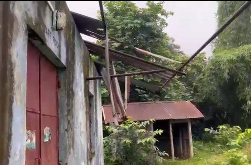 বেহাল অবস্থায় ভদ্রাই সেনাপতি পাড়া জে.বি স্কুল, বর্ষায় স্টাফ রুমে আশ্রয় নিয়ে চলছে পড়াশোনা