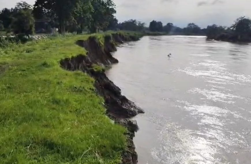 মনু নদীর বাঁধে ভাঙন, কৈলাসহরে বন্যা আতঙ্ক; যুদ্ধকালীন তৎপরতায় মেরামতের কাজ শুরু